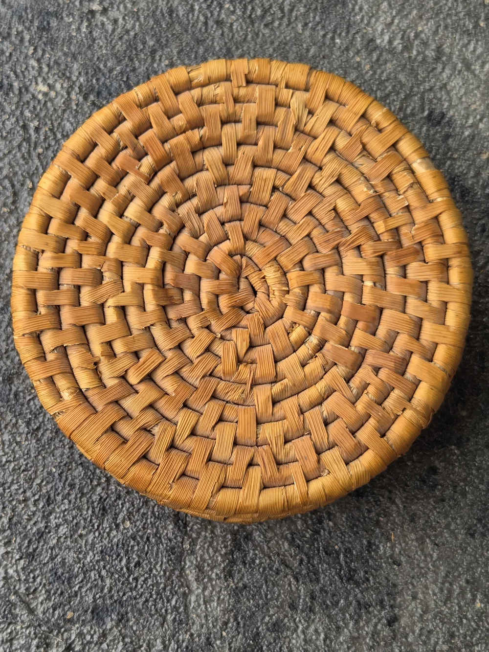 Vintage Natural Tan Woven Rattan Round Storage Basket with Lid
